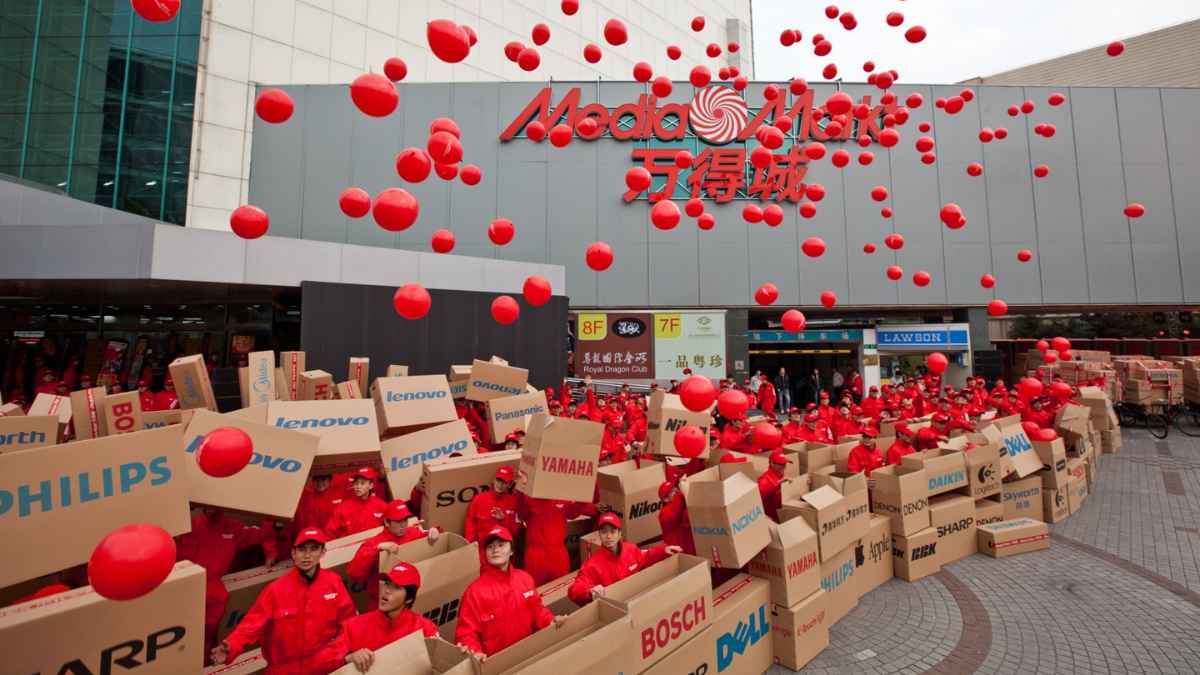 Empleados de MediaMarkt celebran la compra de JD.com con cajas y globos rojos, arranque de la batalla logística con Amazon