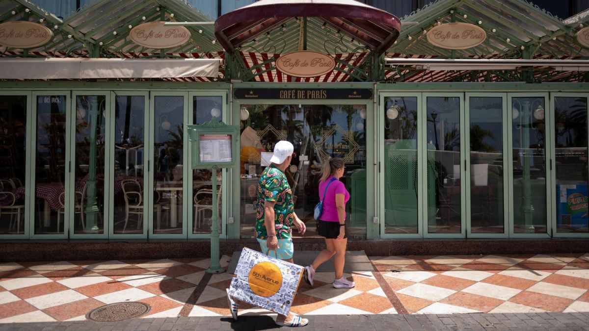 Clientes pasando frente al Café de París cerrado en Puerto de la Cruz