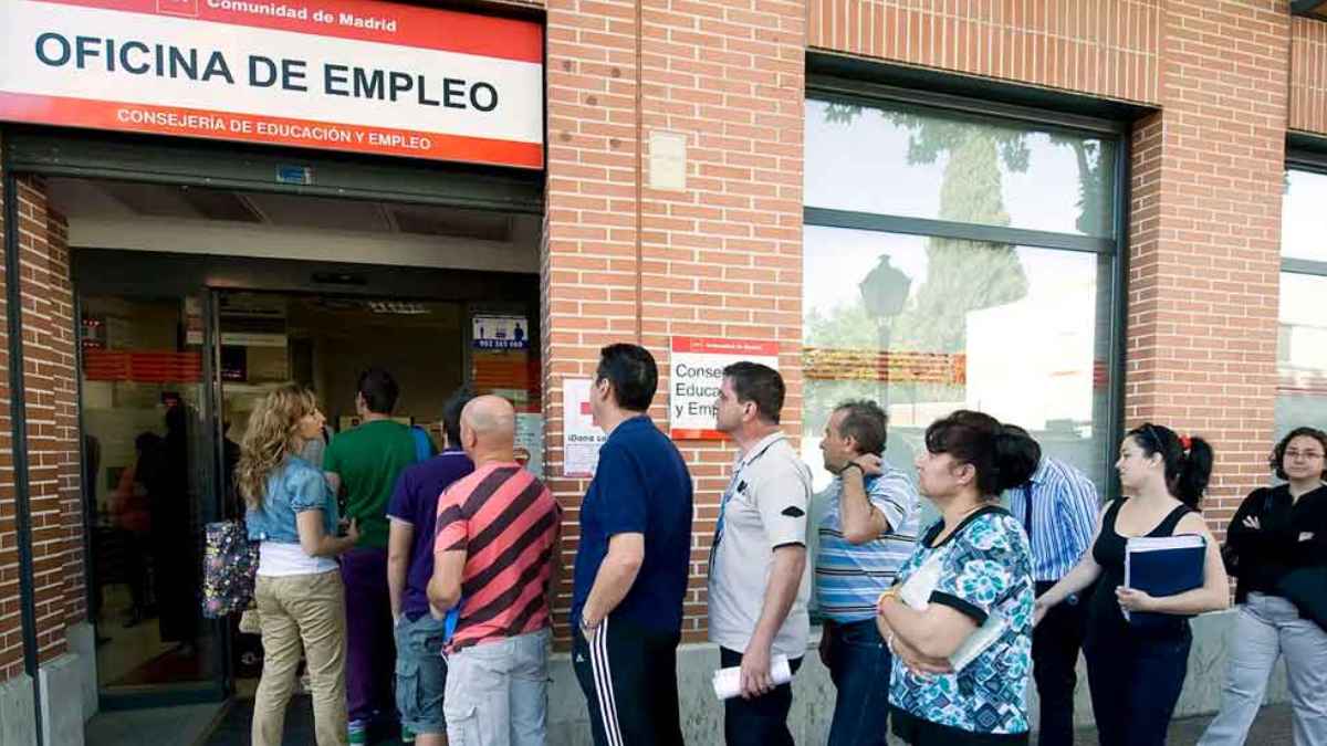 Personas haciendo cola en la oficina de empleo del SEPE por los problemas para conseguir cita previa y solicitar prestación por desempleo