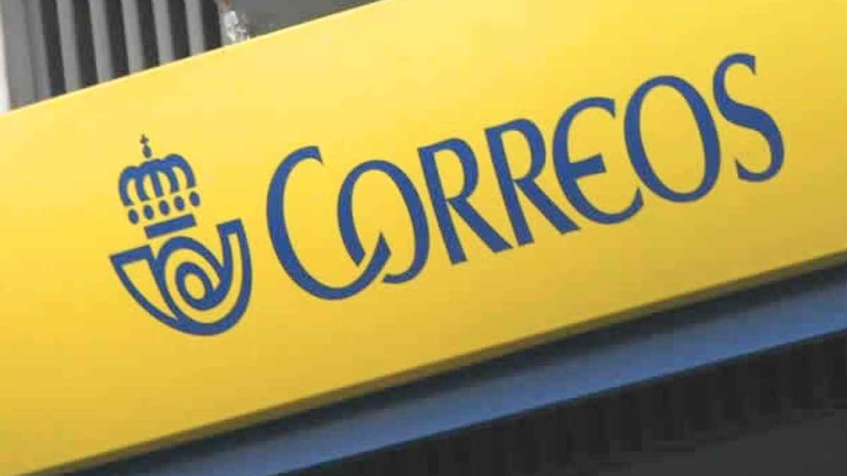 Logotipo de Correos en la fachada de una oficina en España