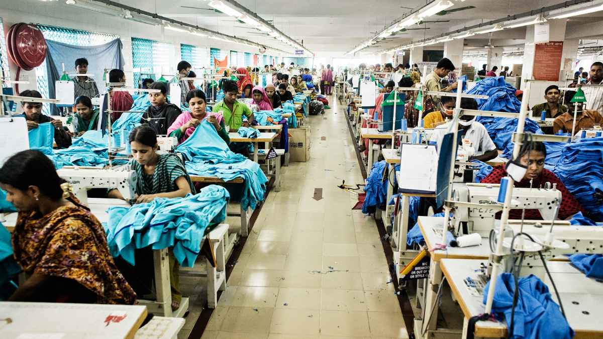 Cosedoras en fábrica textil de Bangladesh trabajando para producción de ropa low cost
