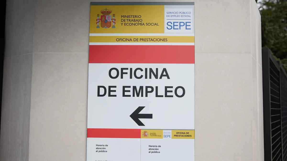 Cartel de la Oficina de Empleo del SEPE donde se gestiona la prestación por desempleo.