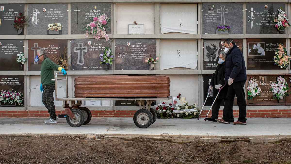 Traslado del ataúd en cementerio de Valencia durante funeral marcado por amenaza de desahucio del nicho familiar