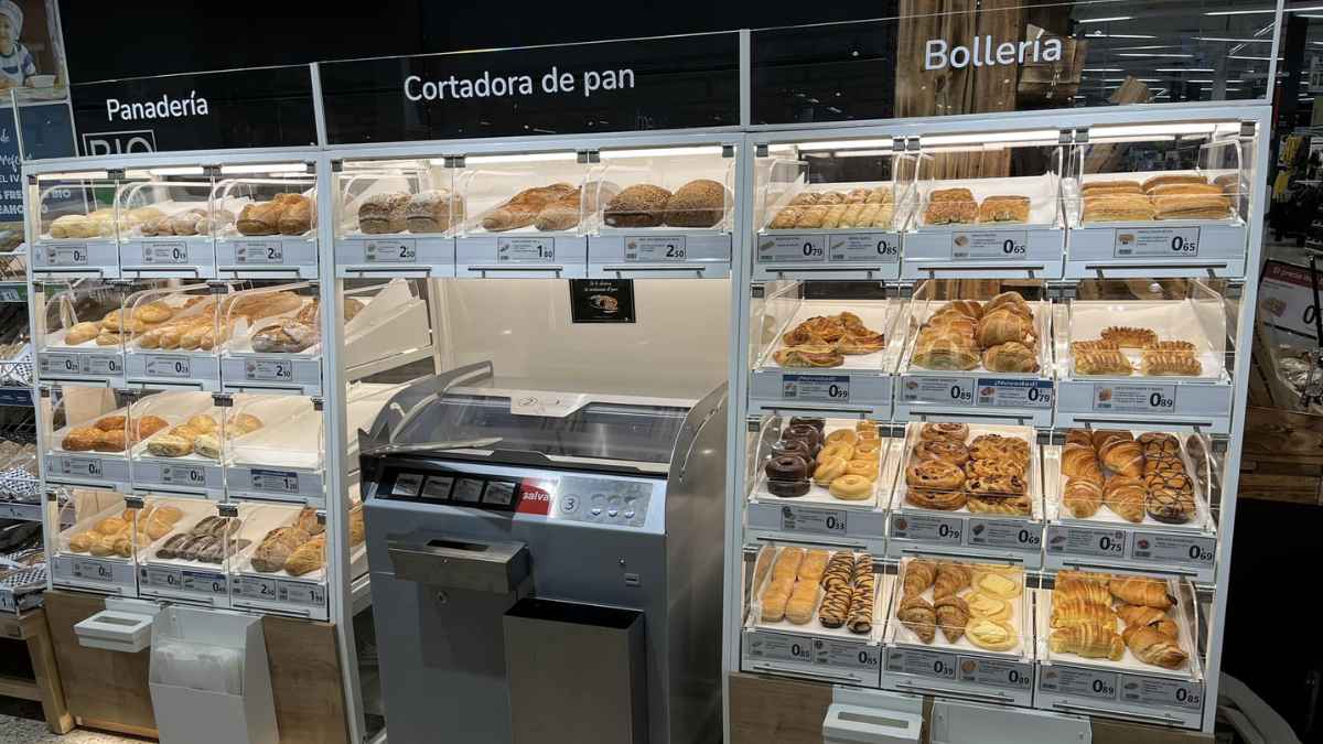 Sección de panadería y bollería en Carrefour con croissants y dulces