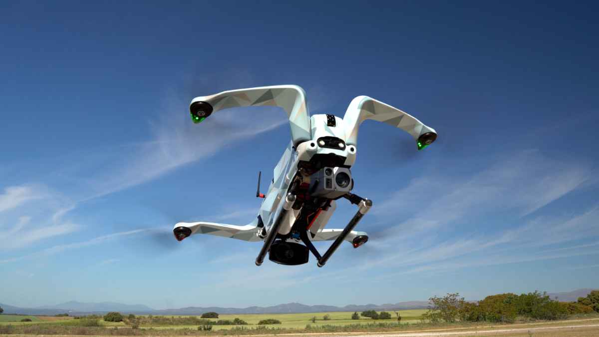Dron inteligente español sobrevuela cultivos para teletrabajo agrícola