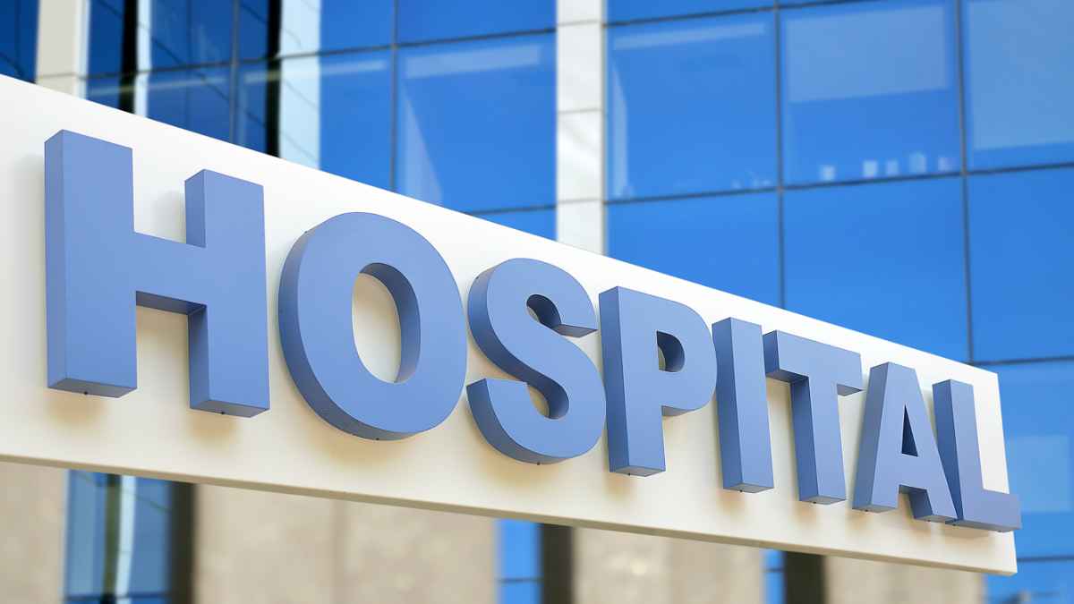 Cartel de hospital moderno en España con fachada acristalada