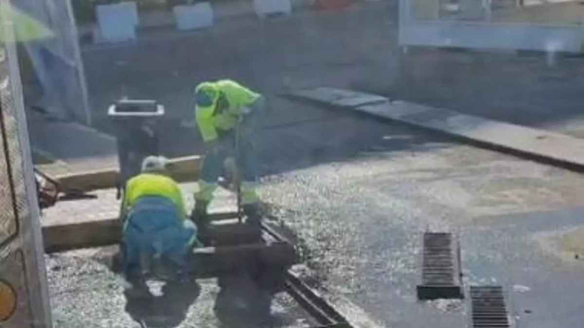 Trabajadores de limpieza en Madrid realizando vertido ilegal de aguas negras y aceite hidráulico en Las Tablas