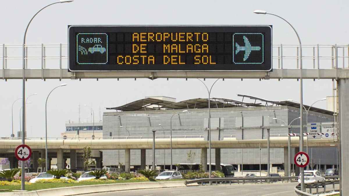 ntrada principal del Aeropuerto de Málaga-Costa del Sol donde se ofrecen empleos como coordinador de operaciones
