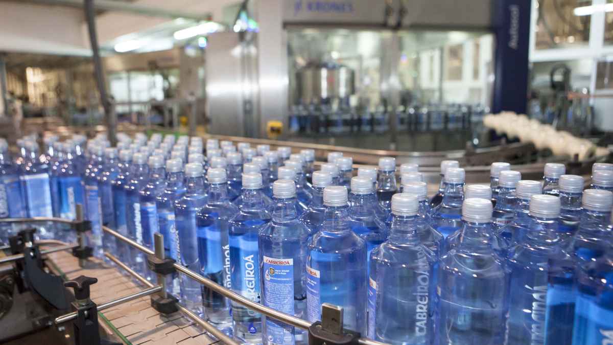 Línea de embotellado de agua Cabreiroá en la fábrica de Estrella Galicia en Verín (Ourense)