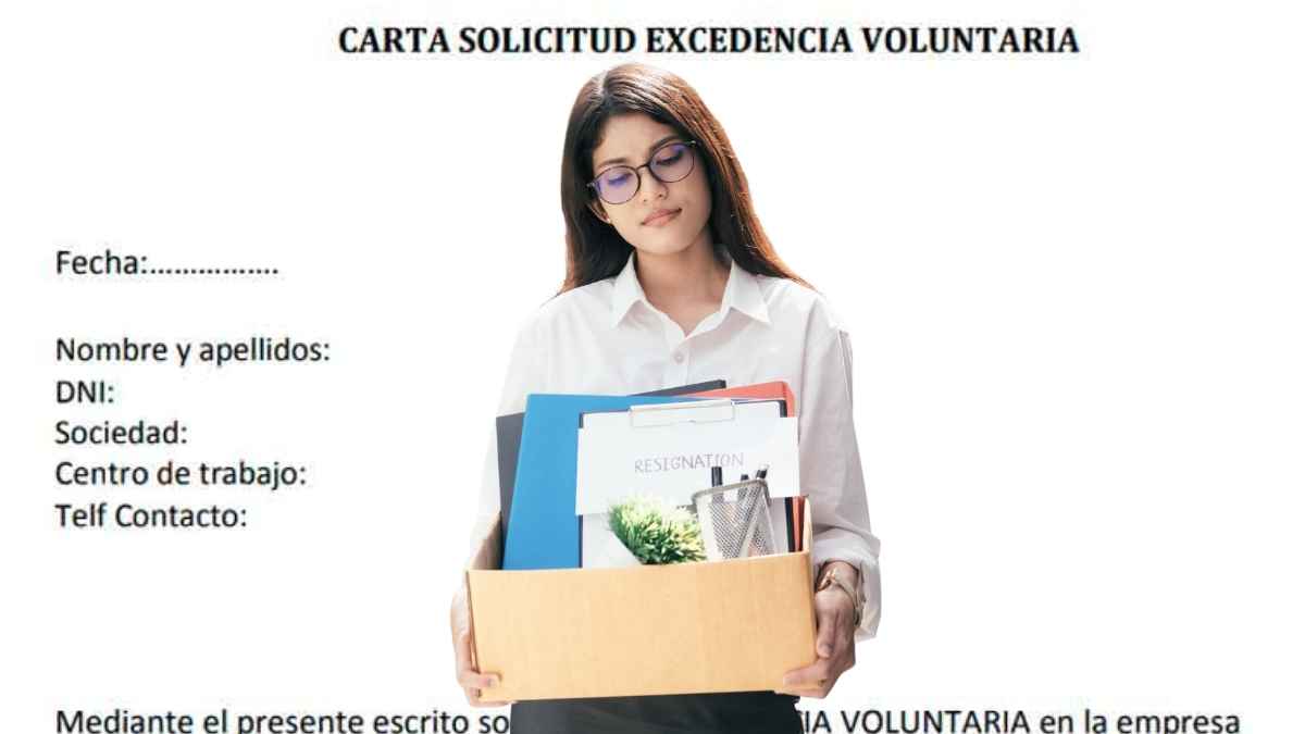 Trabajadora entregando carta de solicitud de excedencia voluntaria en la empresa