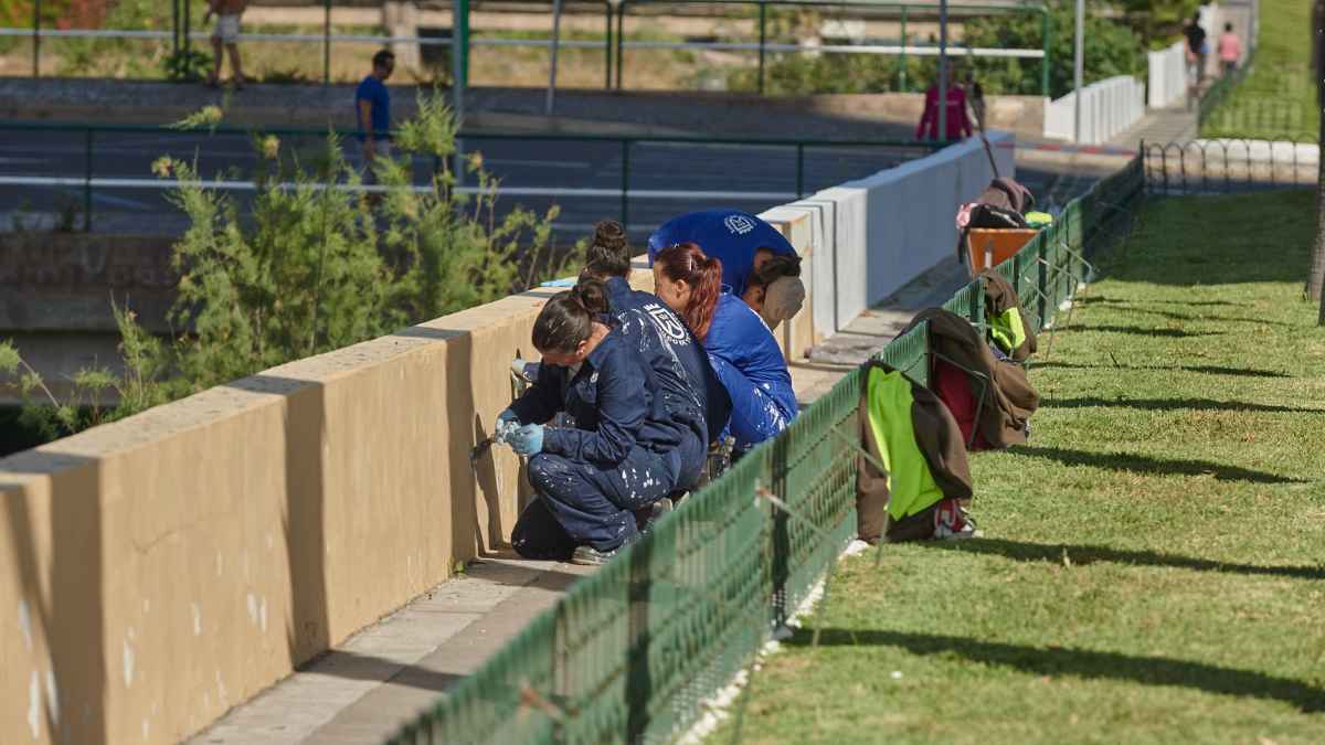 trabajadores pintando muro en canarias dentro de oferta empleo gobierno