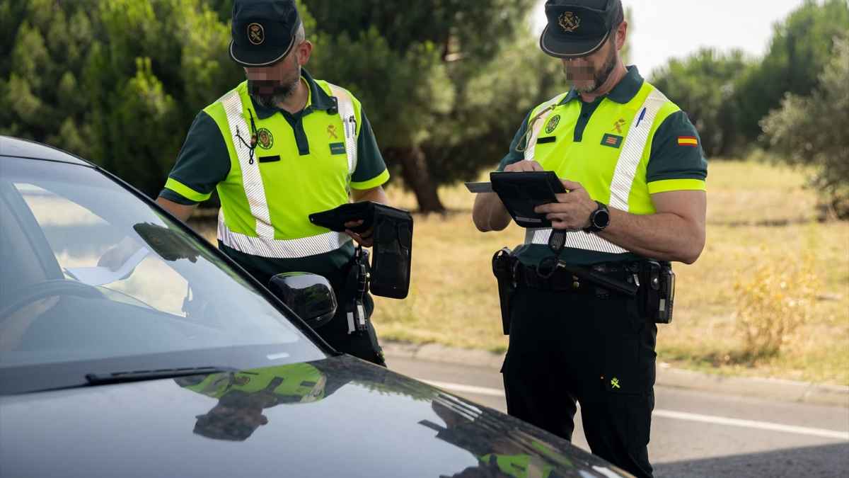 Guardia Civil multa por quedarse sin gasolina en carretera