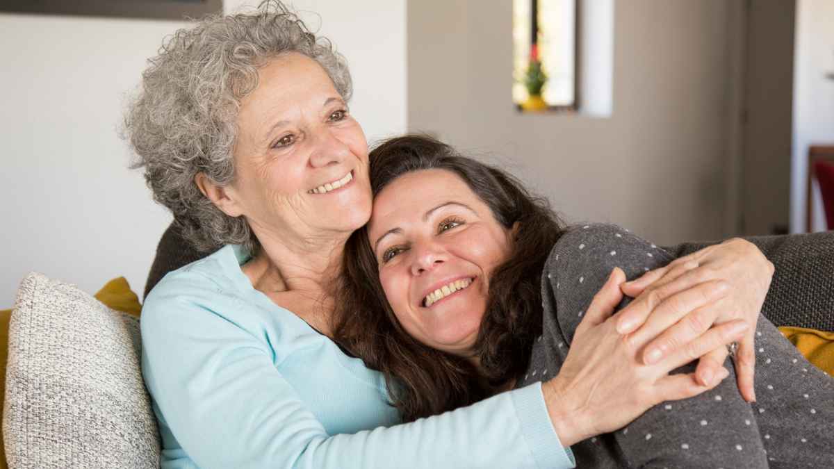 Madre mayor y su hija abrazadas por apoyo económico de Hacienda para convivir con ascendientes mayores de 65 años