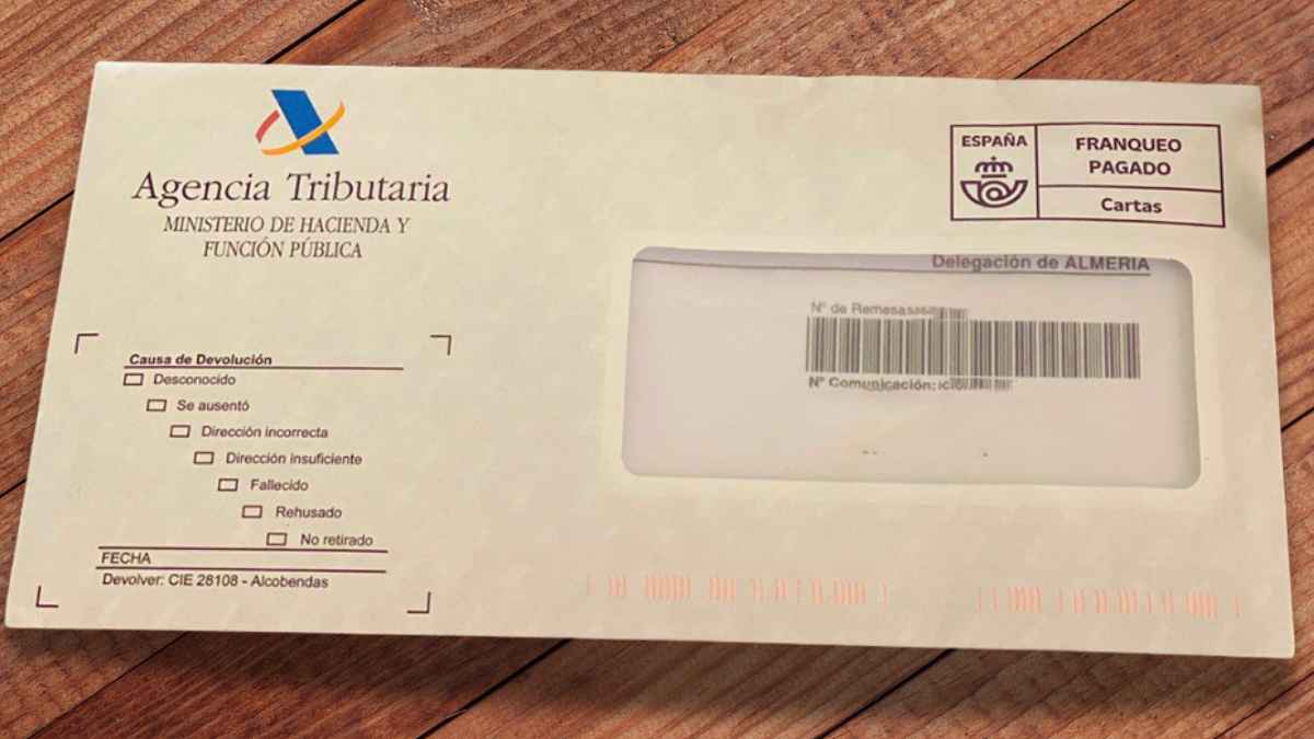 Sobre de la Agencia Tributaria con carta enviada a trabajadores por revisión de la Renta