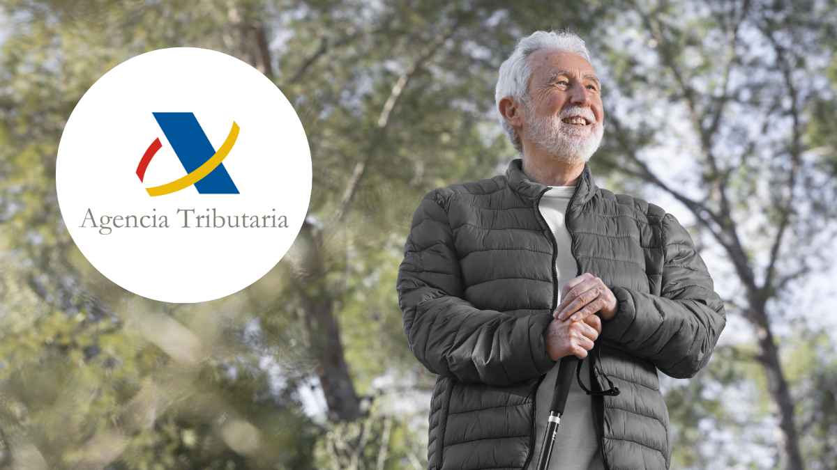 Hombre mayor sonriente con logotipo de la Agencia Tributaria sobre impuestos exentos para mayores de 65 años