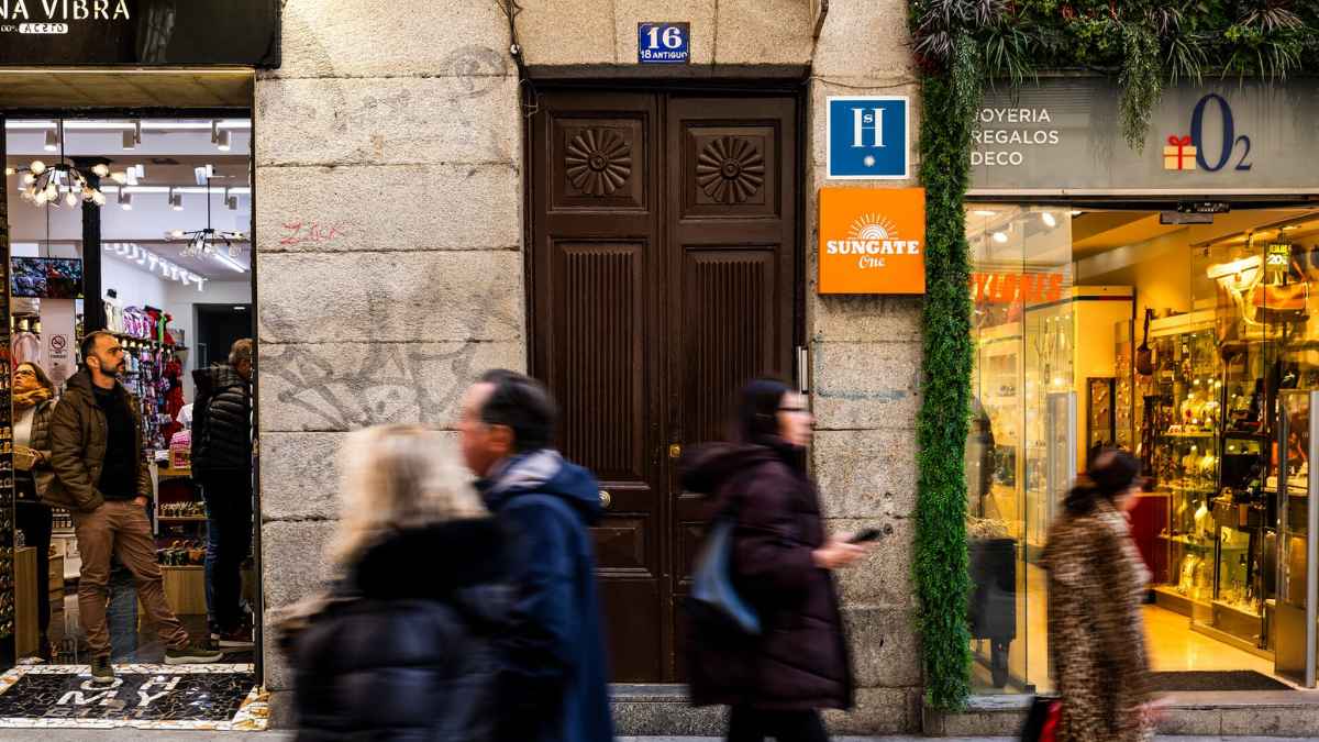 Fachada del hostal OneFam Sungate en el centro de Madrid