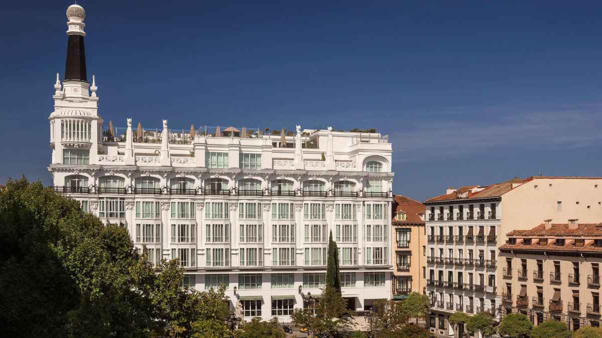 Fachada del hotel ME Reina Victoria en Plaza Santa Ana Madrid antes de su cierre