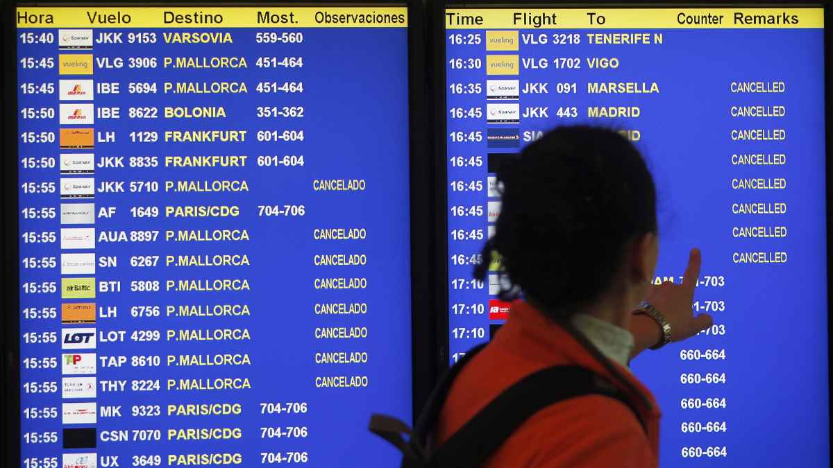 Pantalla de vuelos cancelados por huelga de Ryanair en el puente del 15 de agosto