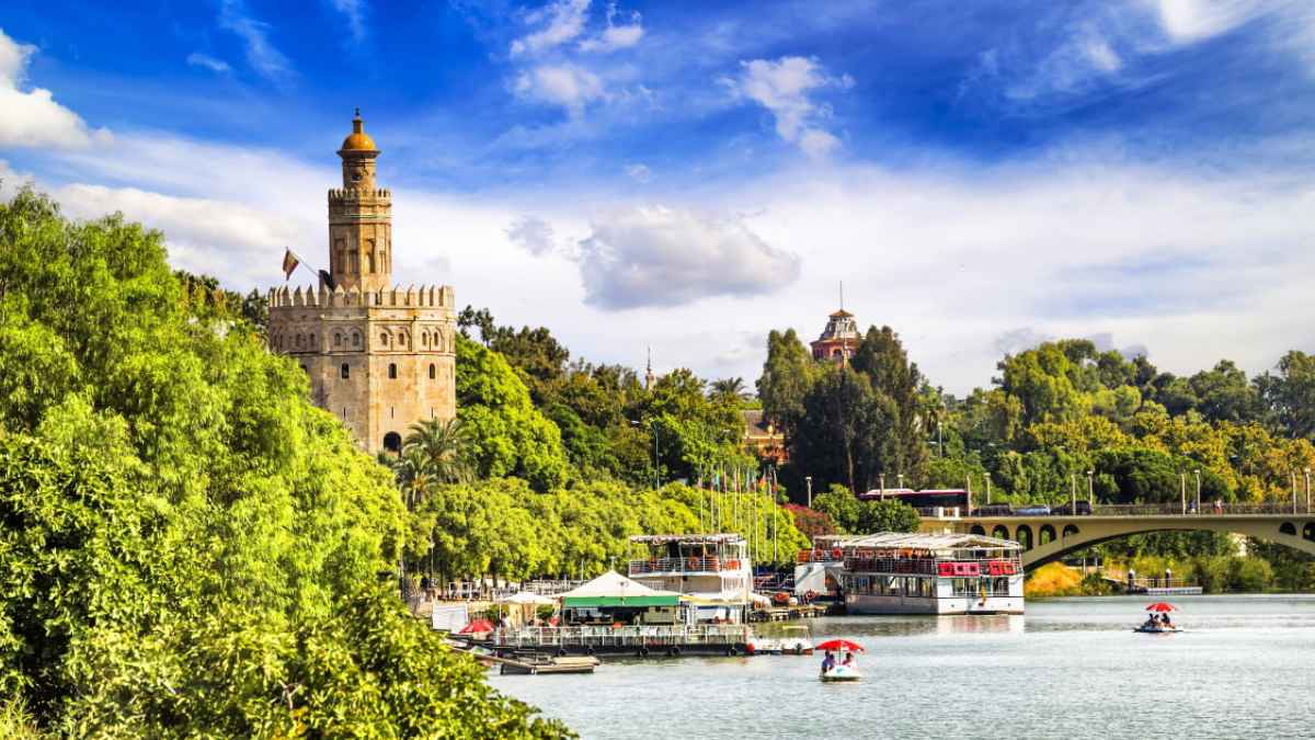 Vista de la Torre del Oro en Sevilla junto al río Guadalquivir viajes Imserso Andalucía