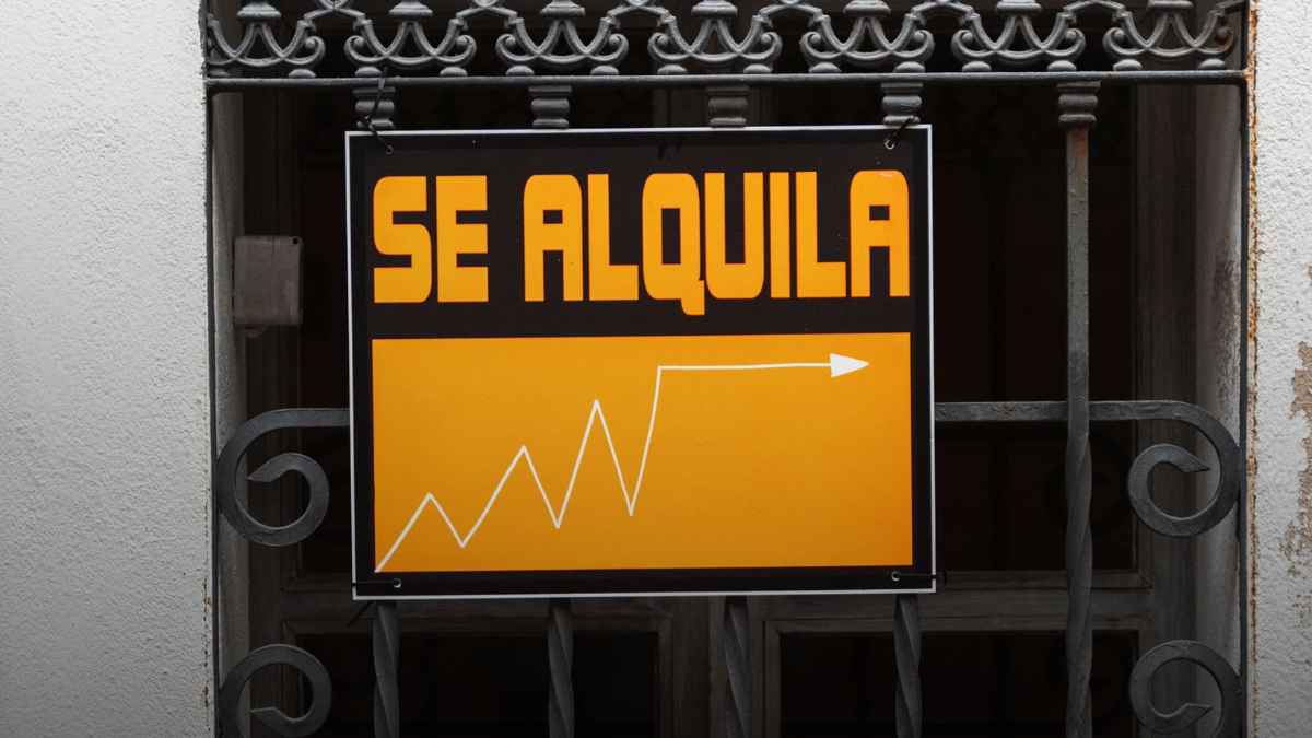 Señal de “Se alquila” con flecha ascendente que representa la subida acumulada del alquiler permitida por la ley.