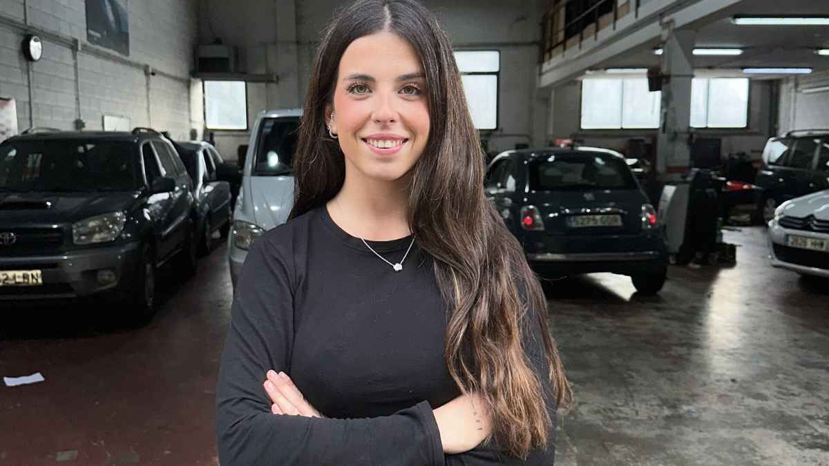 Irati Etxandi, joven mecánica de 25 años en un taller enfrentándose a prejuicios por ser mujer