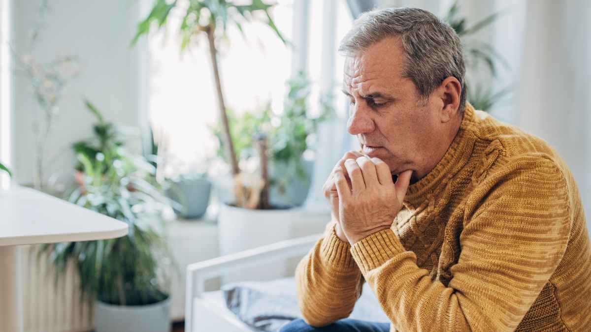 Hombre de 55 años pensativo sobre aceptar jubilación anticipada con indemnización de 255.000 euros