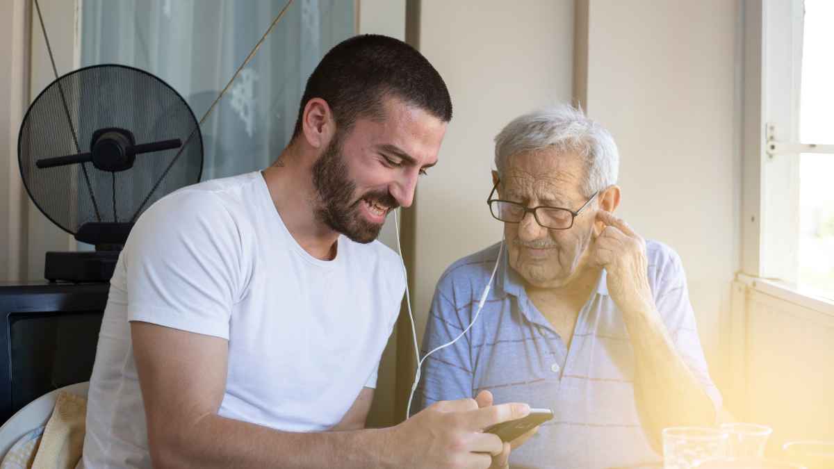 Trabajador jubilado de 60 años comparte momento con familiar tras conseguir pensión de más de 3.000 euros