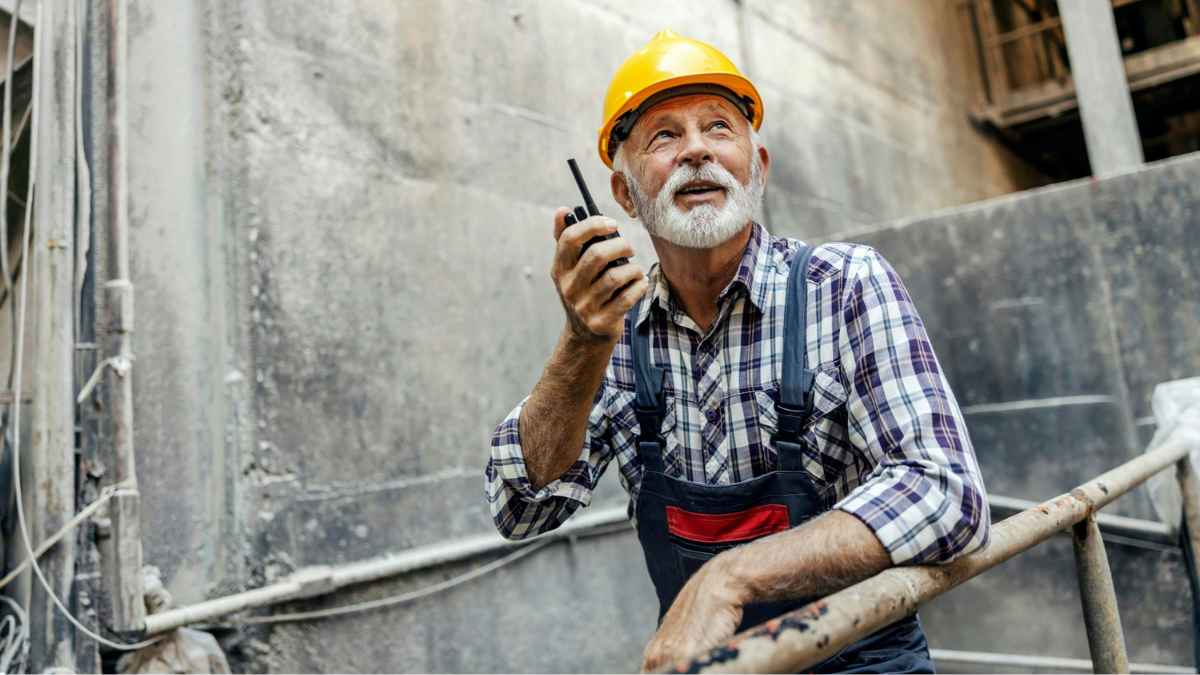 Trabajador mayor en obra representando retraso de la jubilación en España