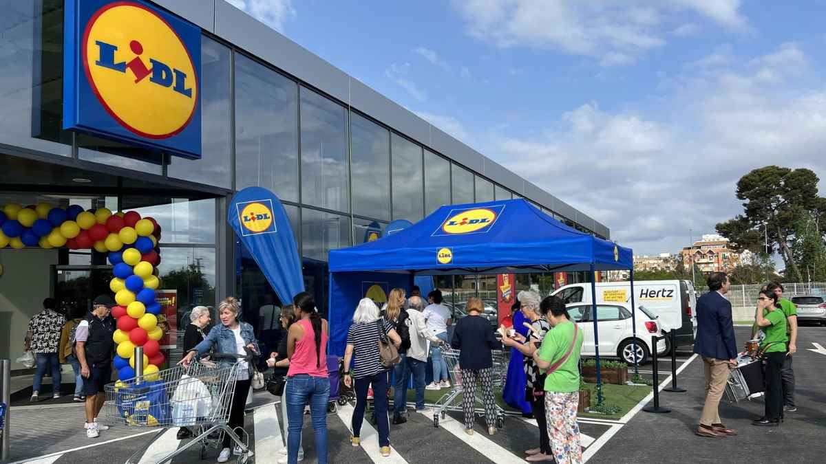 Clientes en la inauguración de la nueva tienda Lidl en Castellón
