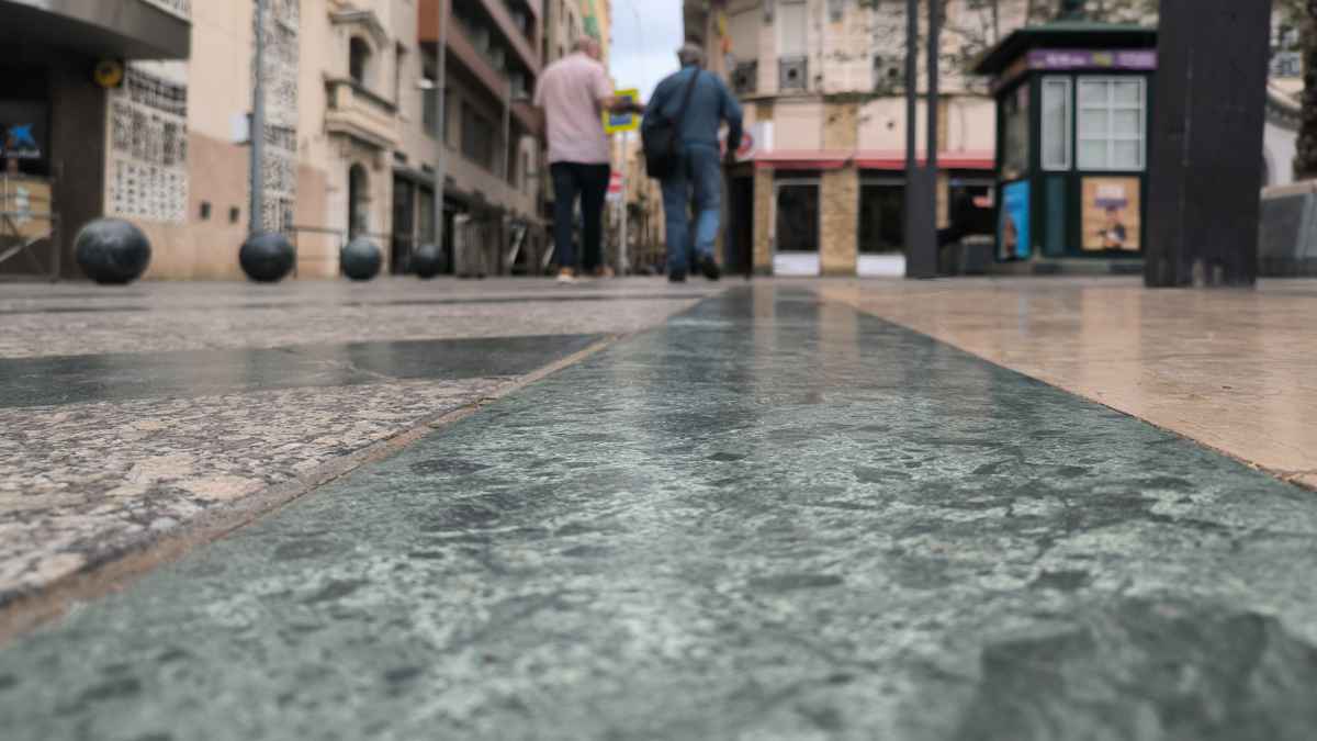 Baldosas verdes resbaladizas en calle de Ceuta relacionadas con condena judicial al Ayuntamiento