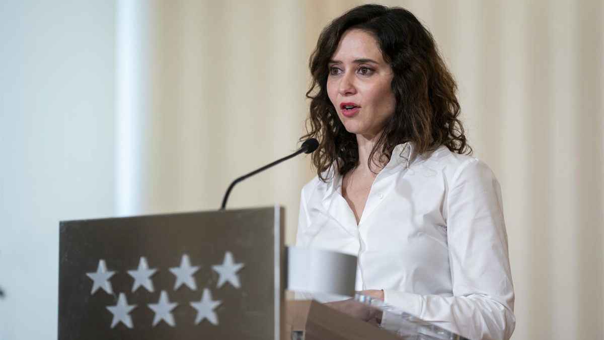 Presidenta Comunidad de Madrid anuncia ayuda 500 euros madres menores 30 años