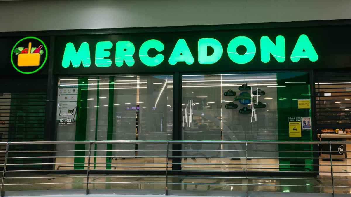 Fachada de supermercado Mercadona con cartel luminoso en España