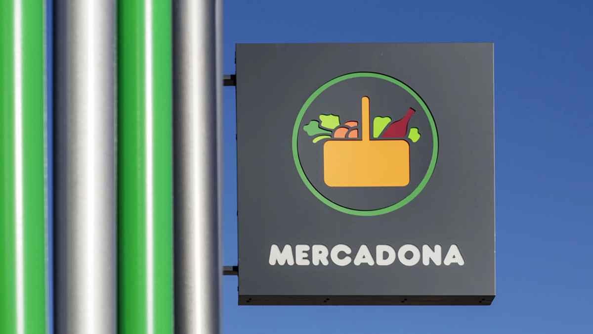 Cartel de Mercadona para ofertas de empleo en tienda y logística con salarios altos y contratos fijos en Madrid