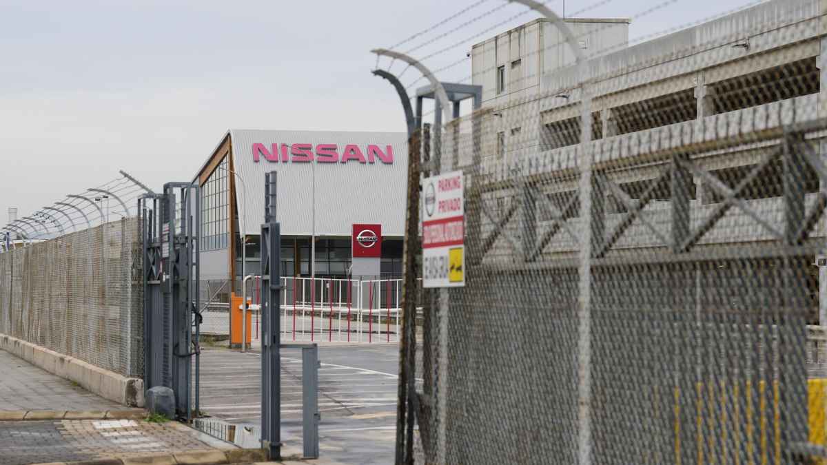 Fábrica de Nissan con vallas y cierre anunciado por la empresa
