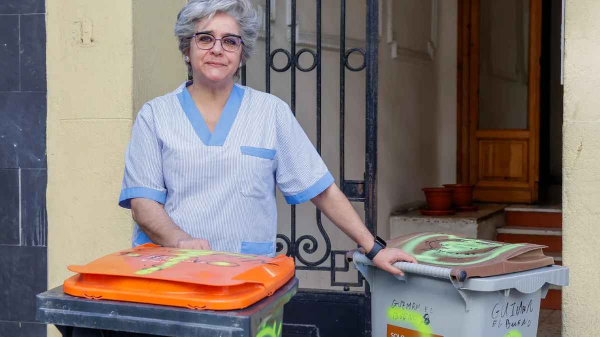 Conserje en comunidad de vecinos en Madrid realizando labores de mantenimiento y limpieza