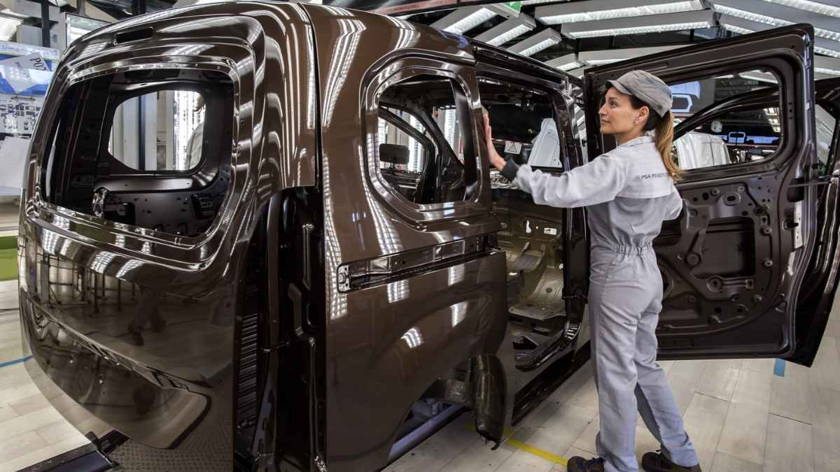 Trabajadora en la fábrica de coches Stellantis Vigo supervisando carrocería en la línea de producción