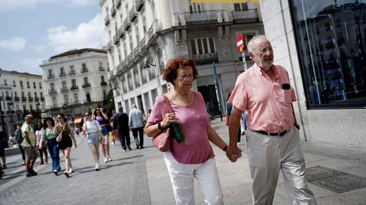 Padres pensionistas caminando tras solicitar el complemento de brecha de género para subir su pensión