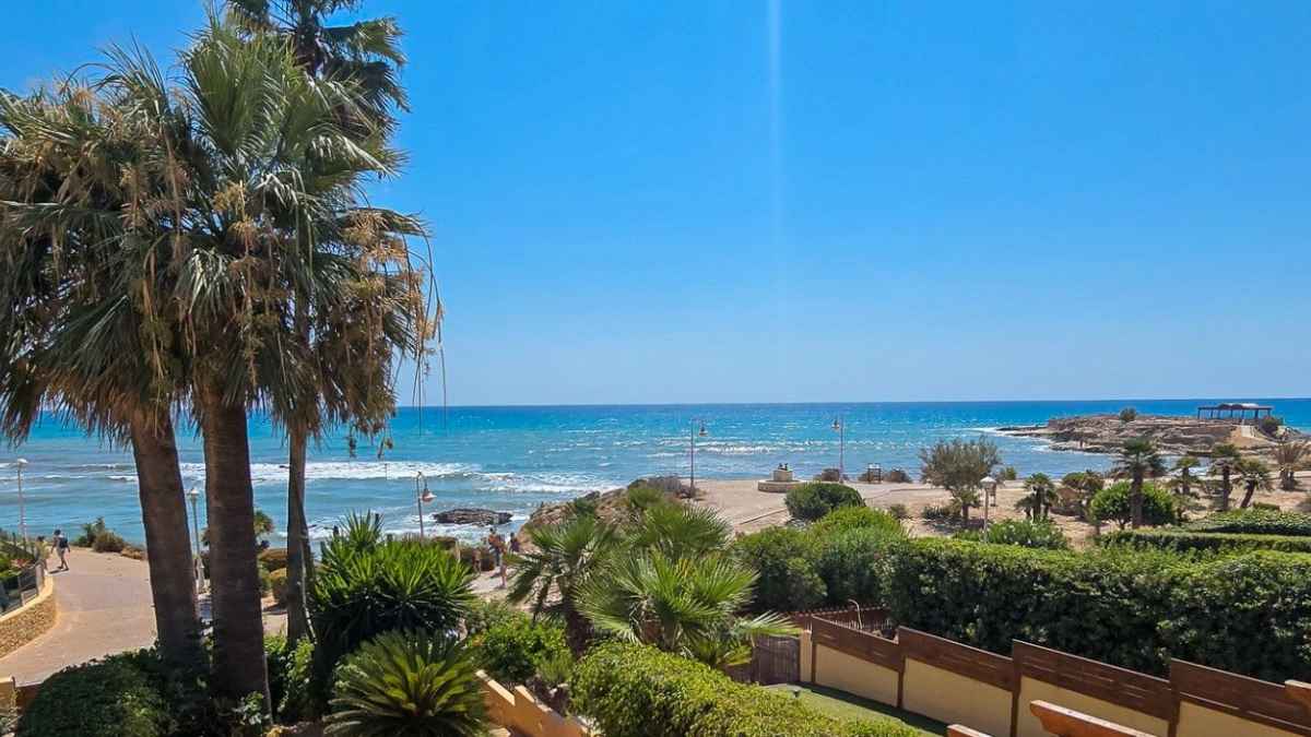 Vista al mar desde finca en primera línea de playa en El Campello Alicante