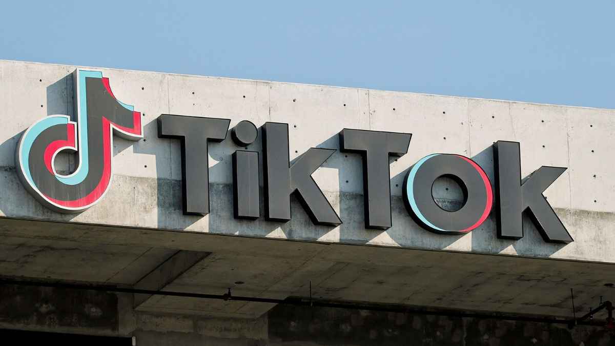 Logo de TikTok en un edificio relacionado con un vídeo viral en España