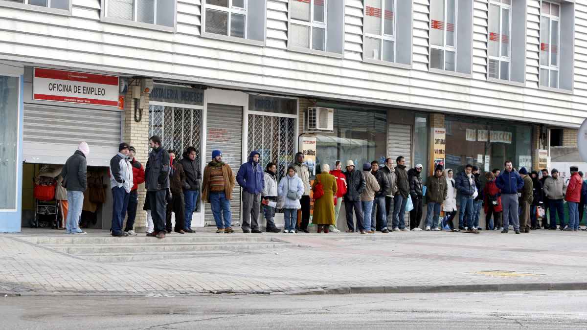 cola-oficina-de-empleo-espana-paro-real-fijos-discontinuos
