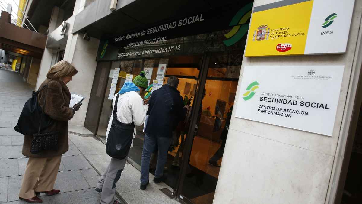 Oficina del INSS donde mayores de 52 años solicitan la pensión de orfandad de 930 euros al mes