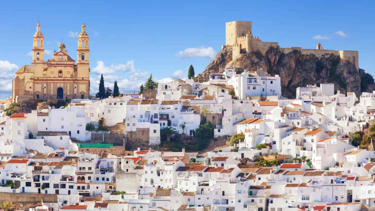 ista panorámica de un pueblo blanco con castillo y oferta de empleo y vivienda en España