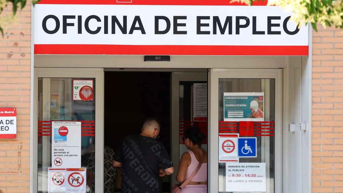 Personas entrando en oficina de empleo del SEPE por reducción del subsidio por desempleo