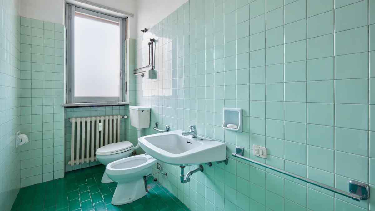 Baño antiguo con bidé junto al inodoro antes de instalar el grifo higiénico sustituto del bidé