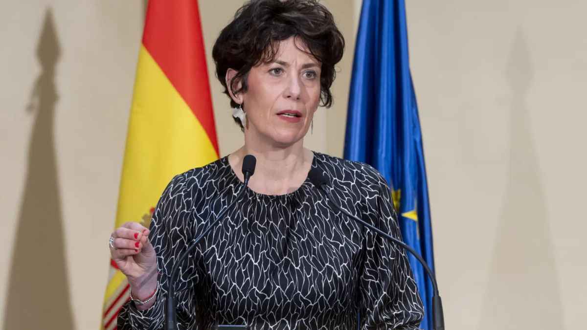 Elma Saiz explicando la nueva jubilación reversible para pensionistas que permite trabajar y seguir cobrando la pensión