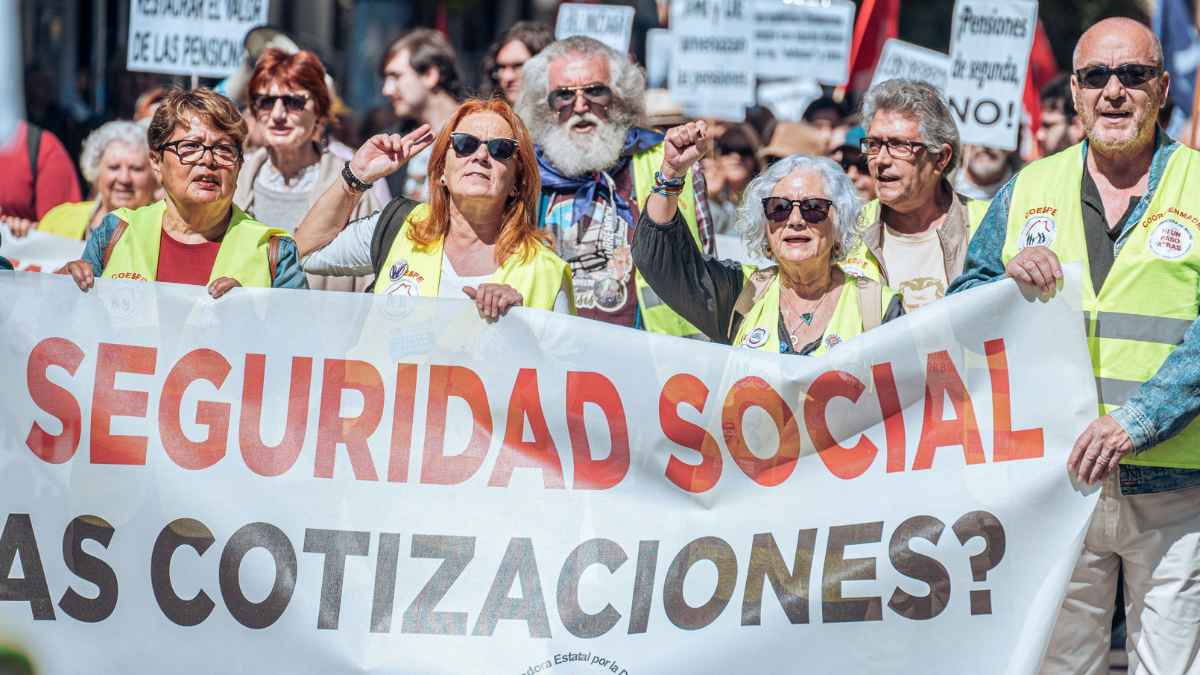 Manifestación de pensionistas exigiendo la reforma de pensiones 2026 para eliminar los dos peores años de cotización