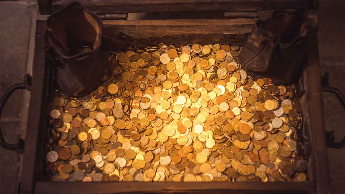 Baúl antiguo lleno de monedas de oro encontrado por excursionistas en ruta de montaña valorado en más de 300.000 euros
