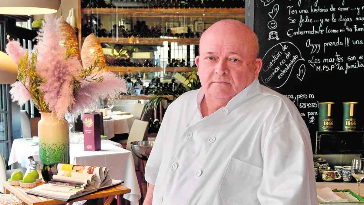 Chef Pepe Guillén en el restaurante La Parranda, en su último día de servicio antes del cierre por jubilación.