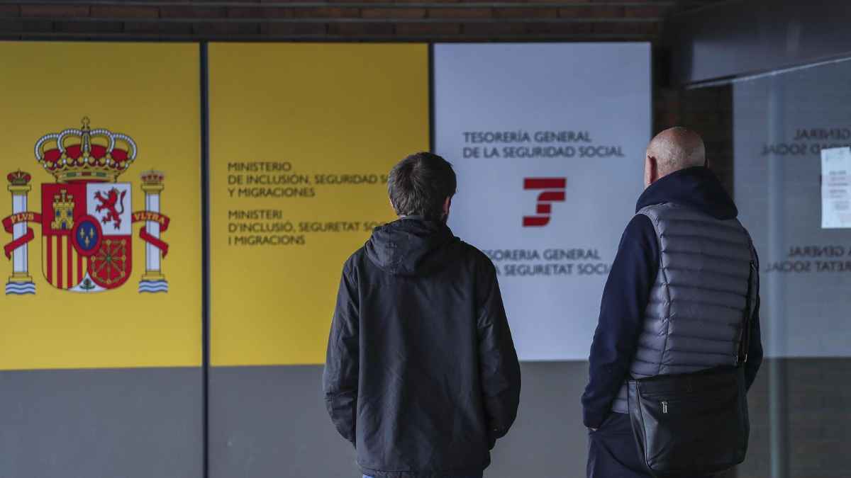 Dos hombres frente a la sede de la Seguridad Social en España