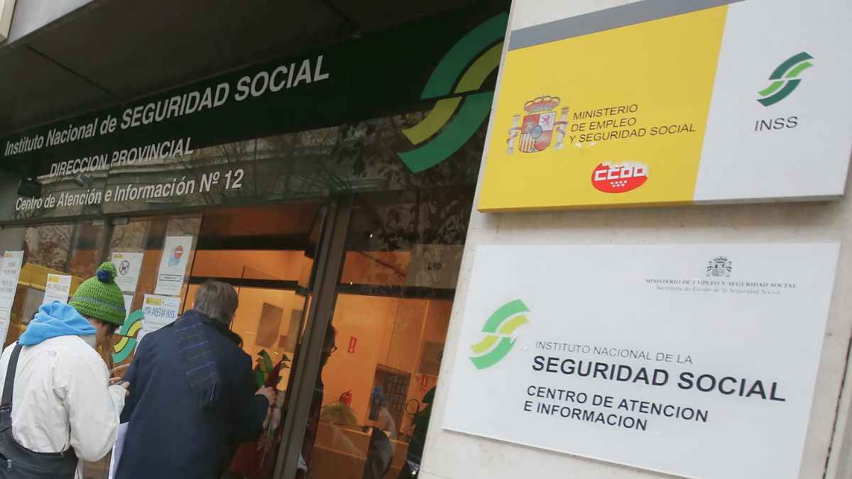 Personas en la oficina de la Seguridad Social para solicitar la ayuda económica de 1.000 euros por hijo